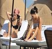 — Ocolește canapeaua pentru a ajunge în dreptul fotoliului pe care îl ocupă, prinzând acum