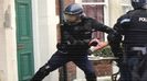 - *dărâmă polițiștii ușa și-i caută peste tot, însă în zadar și fără vreun indiciu*