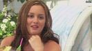 - *inaintand pe hol, se opreste din mers si se uita in spatele el cand acesta intrase si el