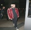 — Prinzându-şi buza cu ajutorul danturii din nou, înainte de a se întoarce în întregime spre