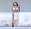 — un gest exagerat. Decide să își alunge totuși orice semn negativ,