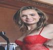 — Gestul său de a-i prinde braţul şi a îndemna-o să treacă pragul propriului apartament