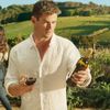 ▬ℜ٥ýªℓ†غ√¡ℓ; Iese din bucatarie cu o sticla de vin si un pahar pe care il are deja plin si merge a