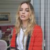 - " Same old, same old .. la tine cum a fost? Vreun divorț, ceva interesant? " chicotesc