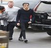 — Întreaga canapea, pașii având să îl poarte până la baza scărilor ale cărei trepte le urcă.