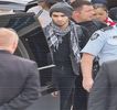 — Prea cunoscutului autor, dar și cel de-al doilea mesaj, care, surprinzător îi aduce pe buze