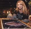 — Ating ecranul, începe să formeze următorul mesaj: „Înţeleg..yikes, pare că persoana