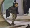 — Corpul său prinde un avânt până ce ajunge din nou în fund la marginea patului. Deşi