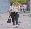 — Eliberând un mic surâs în consecinţă. Imediat, telefonul îi vibrează în mână, anticipând