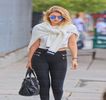 — Coborându-şi din nou privirea pentru perceperea celorlaltor cuvinte. Referinţa realizată