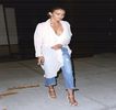 ━ Căutarea lui Zayn. Câteva secunde durează până ce îl observă sprijinită de o maşină, acela