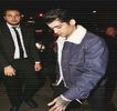 — Iarăşi lipit de speteaza scaunului, se simte nevoit s-o reprivească pe blondă, preluând treptat