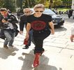 — între-deschiderea propriilor buze.  De fapt și de drept nu mai știa exact