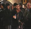 — cheie care în final ajunge introdusă în buzunarul gecii, la fel întâmplându-se și cu pachetul