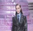 ━ Încuviinţează scurt din cap în clipa în care mama brunetului îi oferă permisiunea respectivă,
