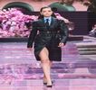 ━ Aşadar, îi oferă mamei acestuia un ultim zâmbet, chiar înainte de a se conforma şi a-l