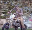 — Conştientizează că era urmărit chiar după paşii alternanţi proveniţi din spatele lui. Astfel,