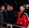 — Revine de la cuier și se uită spre el. ❝Mm, heei. Bei cafea atât de târziu?❞