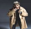— Privirea lui coboară din nou, dar asta doar din cauza faptului că îi este indusă o stare de