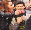 — Spre camera individei. Totuşi, zâmbetul i se şterge imediat ce constată că draperia blondei