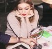 ━ Senzaţie pe care şi-o induce de una singură. Deşi pentru o clipă o bătea gândul să accepte