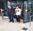— Neexistând totuşi vreo schimbare. Două-trei secunde rămâne pe loc, privind într-un oarecare
