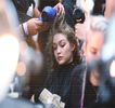 ━ De către Gigi. Aşadar, trec împreună de uşile glisante, în faţa ochilor înfăţişându-li-se