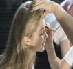 ━ Arcuirea exagerată a colţurilor gurii, ba chiar eliberând un mic chicot imediat ce îşi anunţă