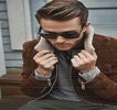 — De care încă trăgea. Drumul lui se opreşte dintr-o dată atunci când privire şi-o mută