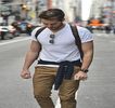 — Comentariul pe care ea îl produce îi oferă prilejul de a se destinde printr-un scurt râset