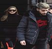 — Blondei şi-o retrage, doar pentru a-i reveni din nou peste mânerul pe care ale ei deja