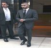 — Din zona frontală a hanoracului. Cu toate că alesese păstrarea tăcerii, privirea ajungând