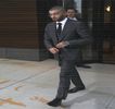 — Gurii sale prinde forma unui mic rânjet, mascat apoi prin trecerea vârfului limbii peste