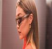 ━ Privi, ochii cutreierând trăsăturile frumos conturate ale chipului său. Pe de altă parte,