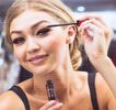 ━ În primă instanţă, imediat ce efectuează acel gest la nivelul propriei feţe, sprâncenele şi