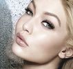 ━ Extrage pe respectivul, îl aşază pe o farfurie, în locul acestuia aşezând un altul. „Da,