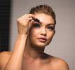 ━ Pe încheieturile acestuia, cumva stopându-l din acţiune. Dat fiind că gestul realizat