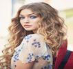 ━ Îşi încline uşor capul într-o parte, în timp ce buza inferioară şi-o prinde prin intermediul