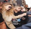 — Şi de către el în ciuda momentului desfăşurat, una dintre palmele aflate pe talia blondinei