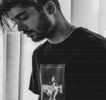 — Preţ de câteva clipe priveşte în sus, spre chipul acesteia. Înaintea rostirii oricărei idei,