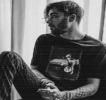 — Lui ajunge poziţonată în dreptul zonei sale intime. Fiindu-i un nărav tipic, palmele şi le