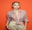 ━ De-ndată ce uşa îi este deschisă, la impulsul auzit din partea iubitului său, trece pragul