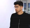 — Imediat după închiderea uşii frigiderului, se ocupă de deschiderea sticlei prin capacul cu