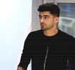 — Său, observând acţiunea acestuia, una care deşi îi produce un rânjet clar pe buze, contribuie