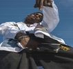 — De-ndată ce pumnul este întins în direcţia proprie, peste bar, cu scopul înfăptuirii acelui