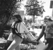 ━ Aflându-se în faţa apartamentului, cu două pungi mari de cumpărături în mână, aşteaptă