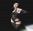 — Porneşte boxa aflată în dreptul oglinzii, boxă pe care observase că însăşi Zayn o utilizase