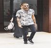— Ridică un picior, urcându-l astfel pe saltea drept sprijin. Corpul și-l împinge totodată, iar