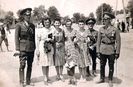 1942.07.16 BUC., RODICA (3), V.RADU (DR), EUGENIA BUCUR (5) CU COPILUL