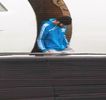 — Atunci când privirea şi-o întoarce din nou, o zăreşte deja pe salteaua patului, în ochii săi